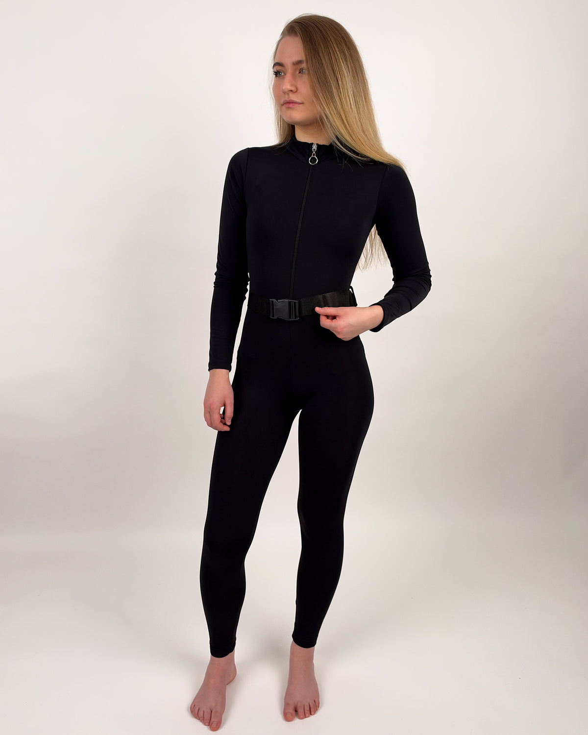 Figurbetonter Jumpsuit mit Reißverschluss und Gürtel