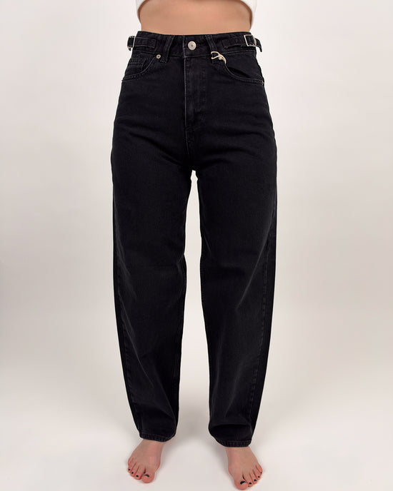 High-Waist Baggy Jeans mit Schnallendetails