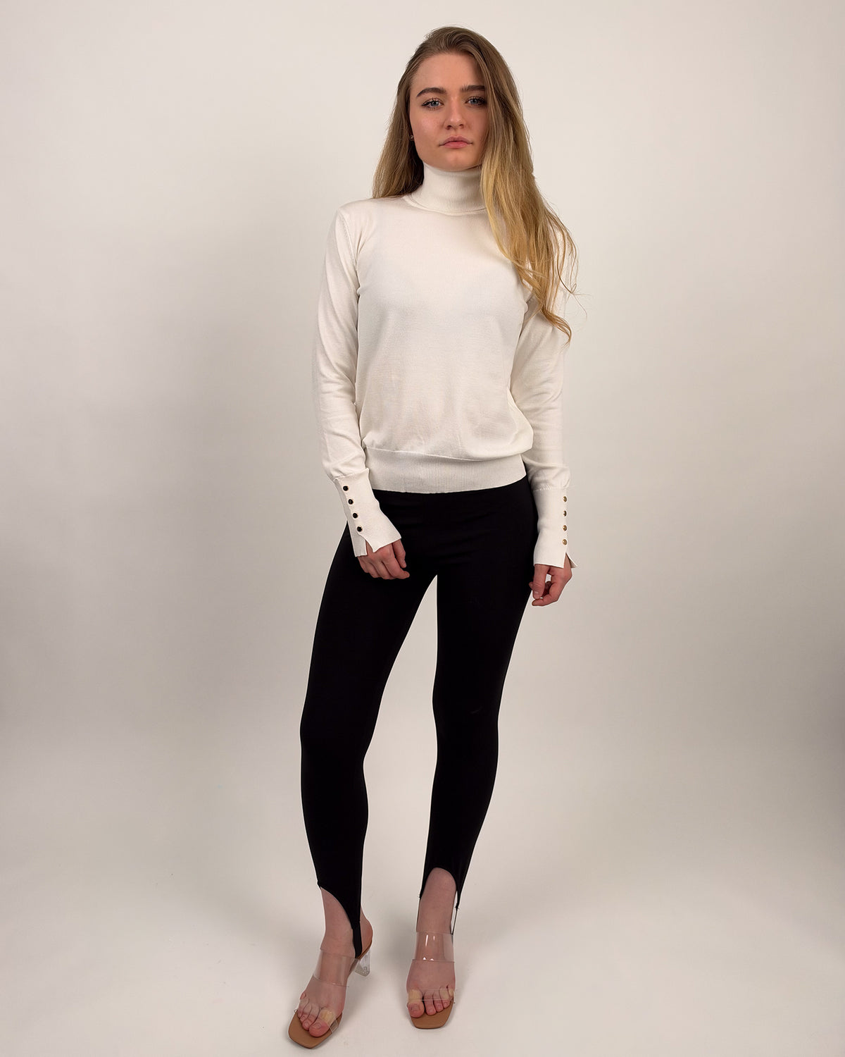 Feinstrick-Rollkragenpullover mit goldfarbenen Knöpfen