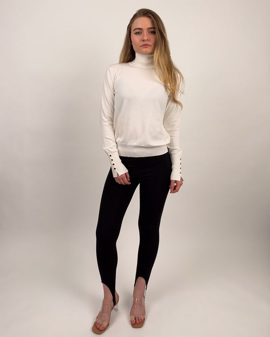 Feinstrick-Rollkragenpullover mit goldfarbenen Knöpfen