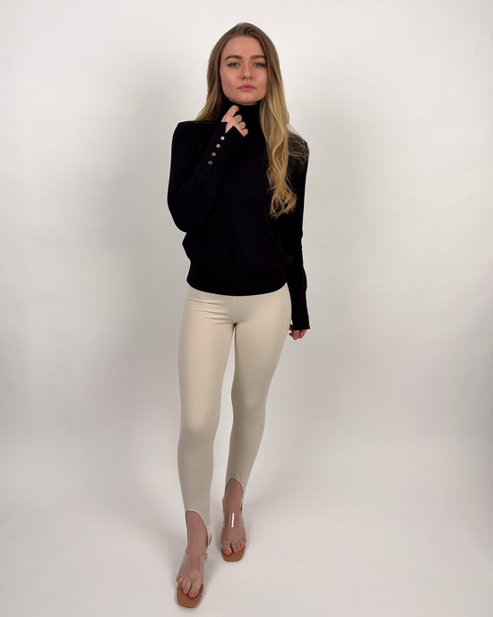 Feinstrick-Rollkragenpullover mit goldfarbenen Knöpfen