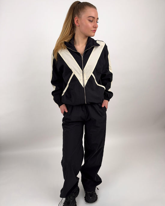 Zweiteiliges Freizeitset mit Zip-Jacke und Kontrastdetails