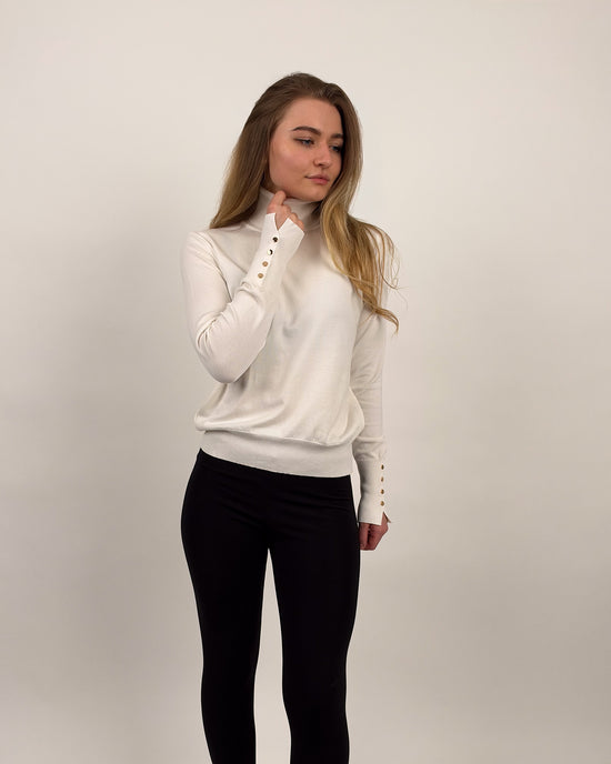 Feinstrick-Rollkragenpullover mit goldfarbenen Knöpfen