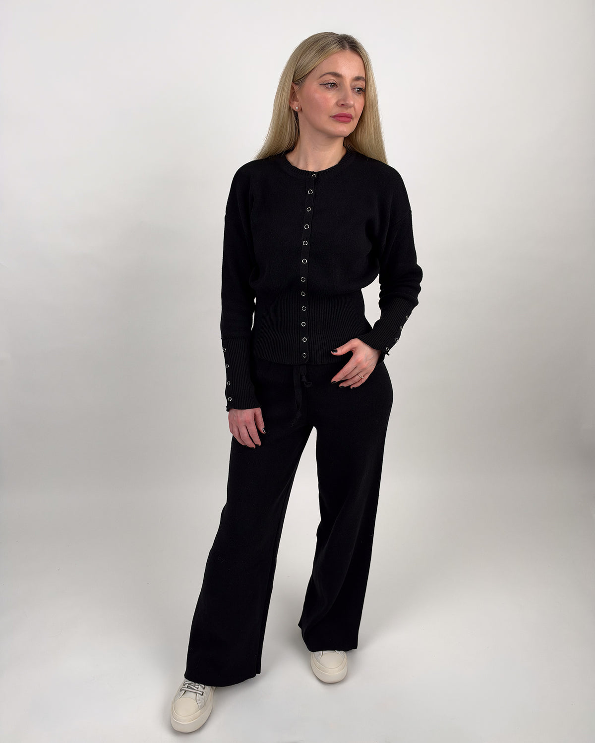 Zweiteiliges Strickset mit Knopf-Cardigan und weiter Hose