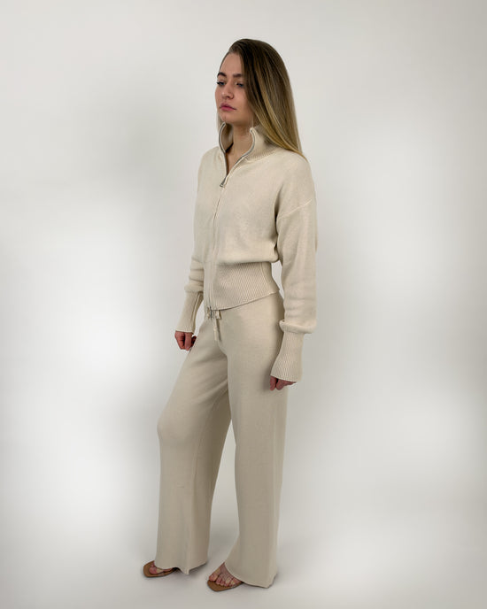 Zweiteiliges Strickset mit Zip-Jacke und weiter Hose