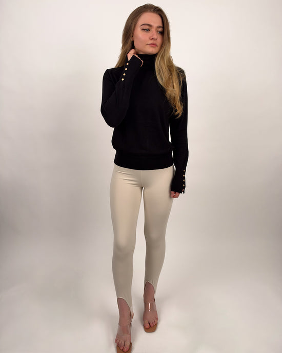 Feinstrick-Rollkragenpullover mit goldfarbenen Knöpfen