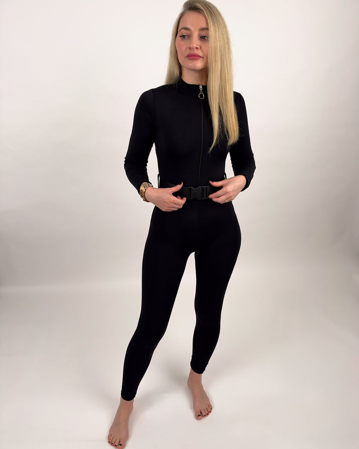 Figurbetonter Jumpsuit mit Reißverschluss und Gürtel