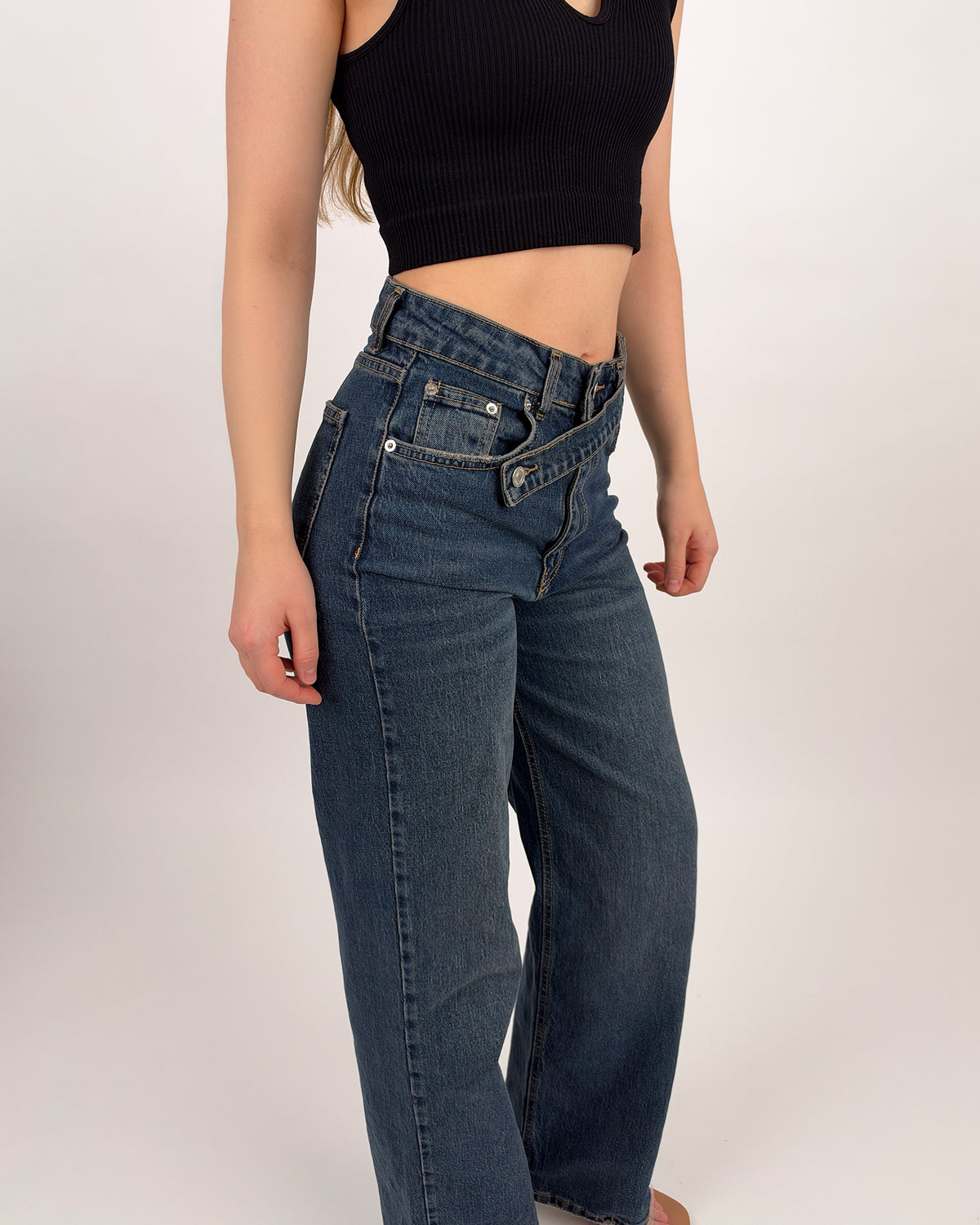 High-Waist Wide Leg Jeans mit asymmetrischem Bund