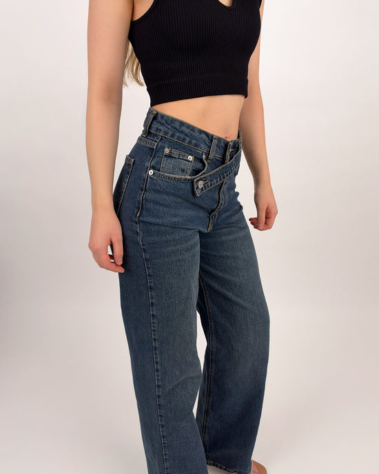 High-Waist Wide Leg Jeans mit asymmetrischem Bund