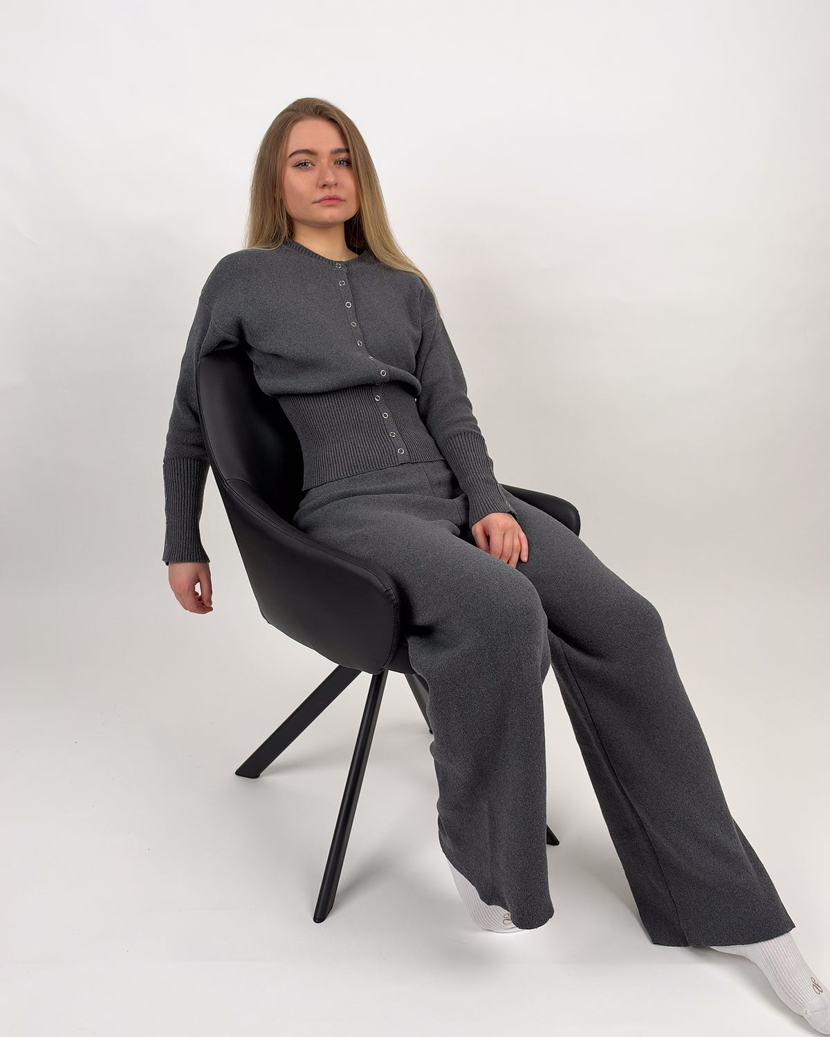 Zweiteiliges Strickset mit Knopf-Cardigan und weiter Hose