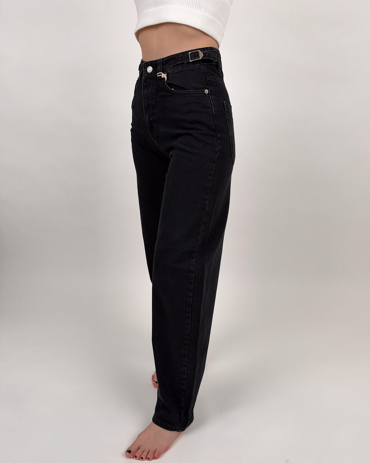High-Waist Baggy Jeans mit Schnallendetails