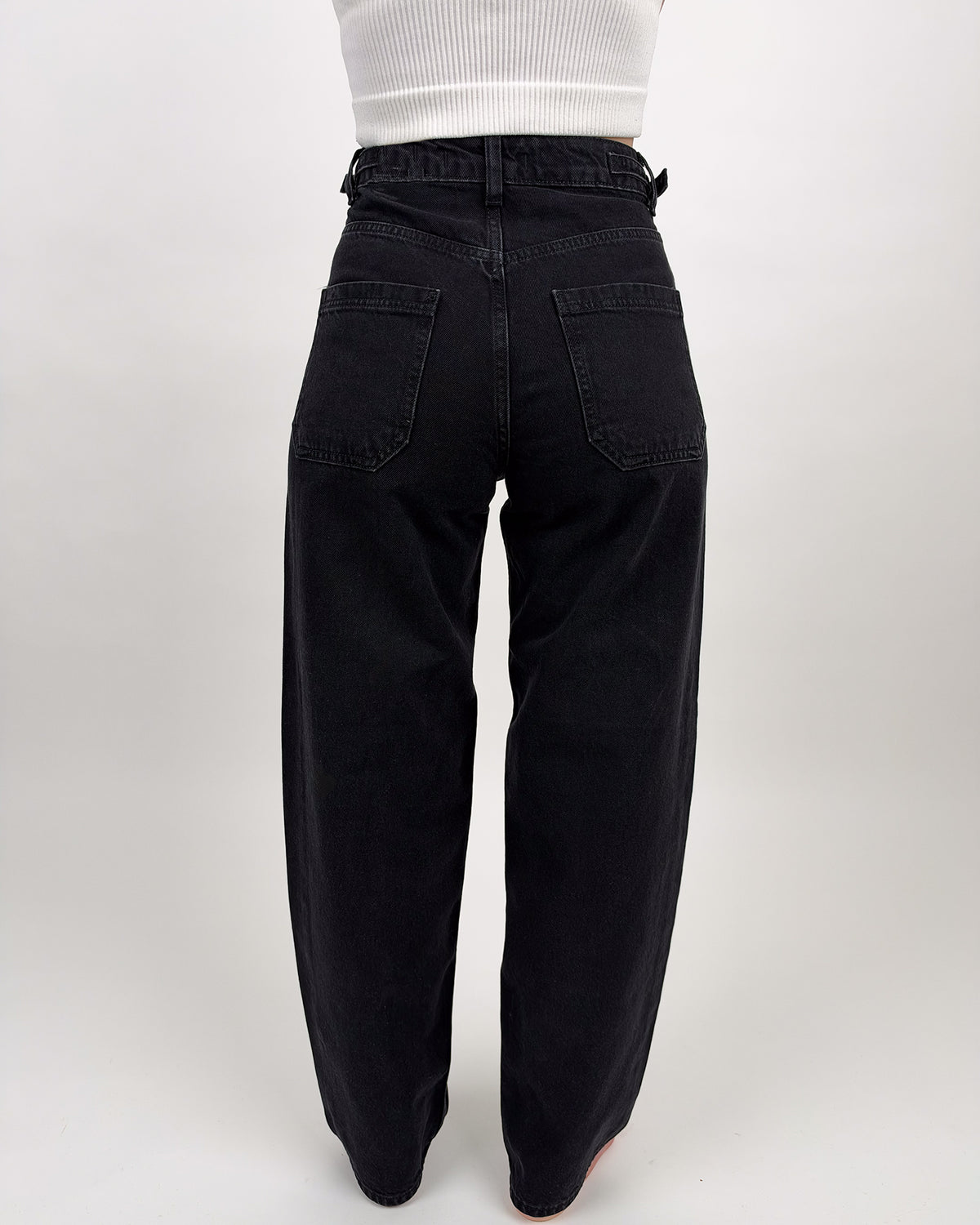 High-Waist Baggy Jeans mit Schnallendetails
