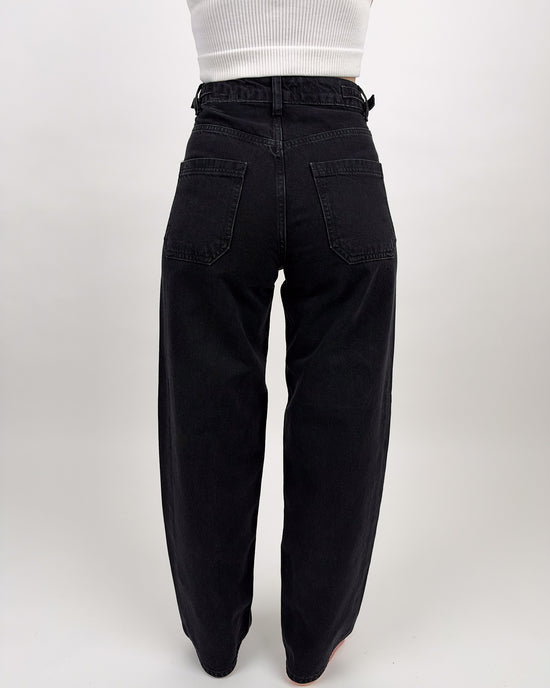 High-Waist Baggy Jeans mit Schnallendetails