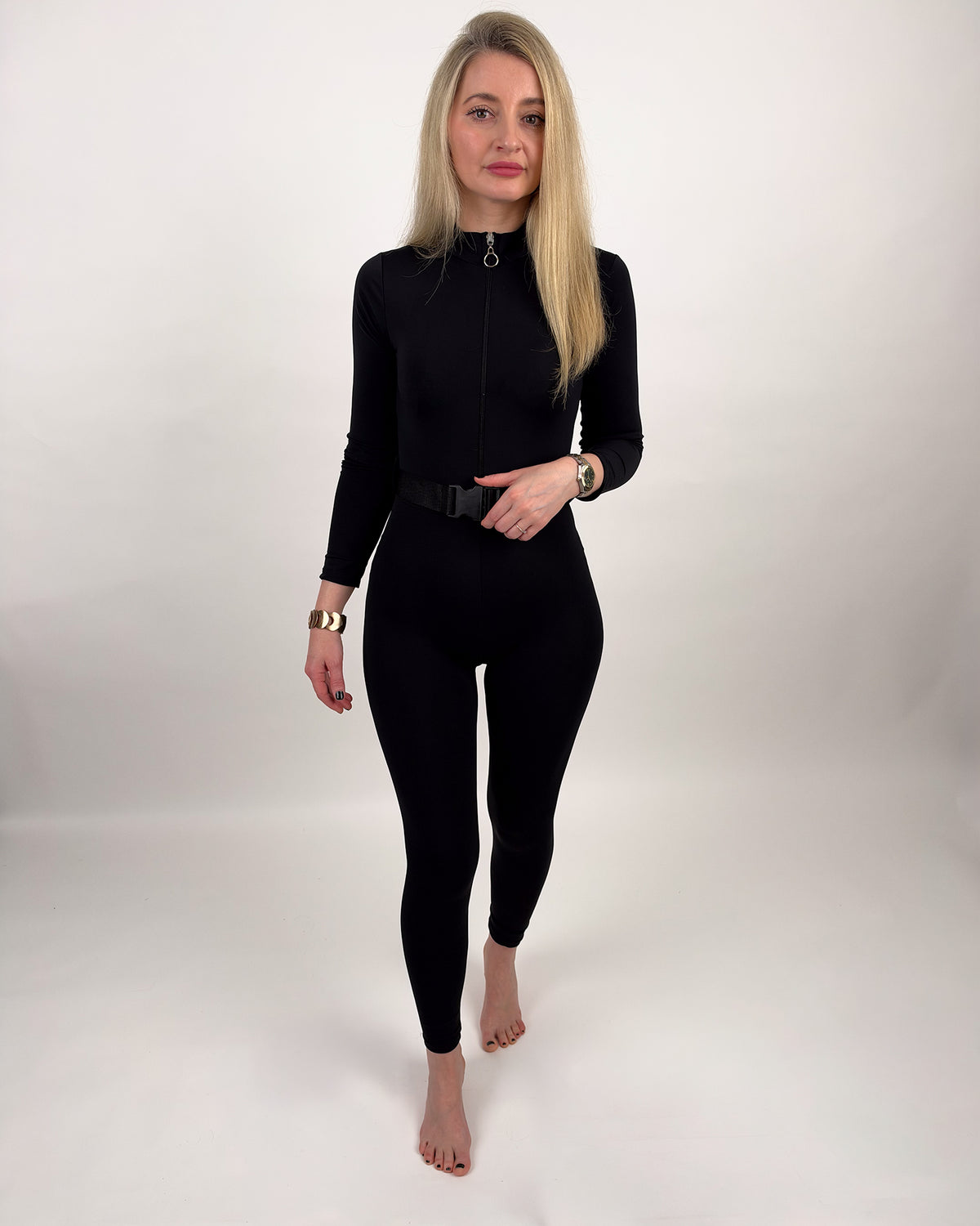 Figurbetonter Jumpsuit mit Reißverschluss und Gürtel