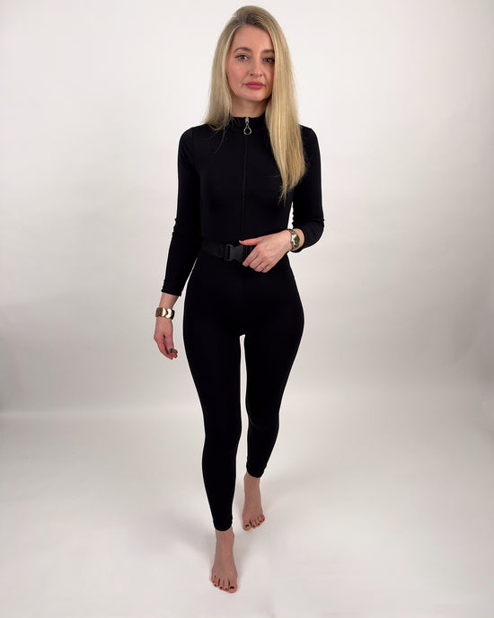 Figurbetonter Jumpsuit mit Reißverschluss und Gürtel