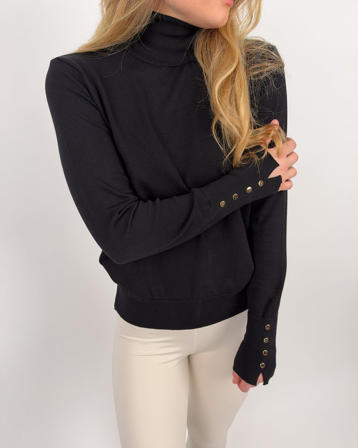 Feinstrick-Rollkragenpullover mit goldfarbenen Knöpfen