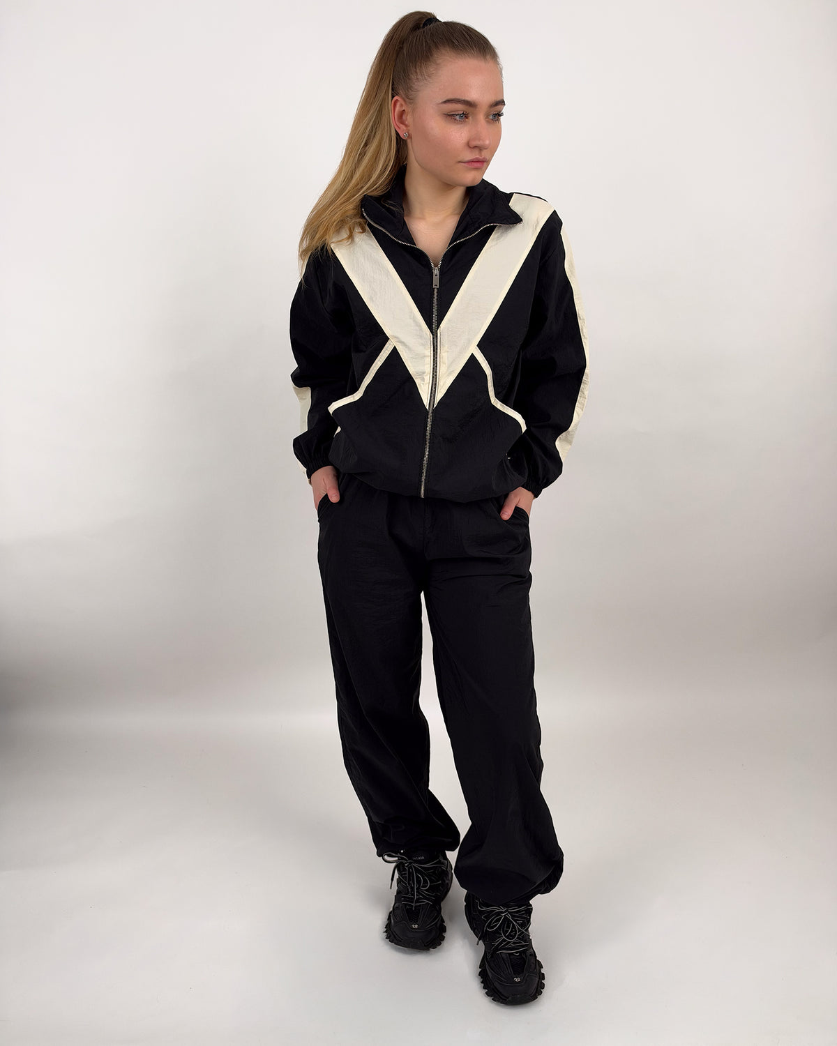 Zweiteiliges Freizeitset mit Zip-Jacke und Kontrastdetails
