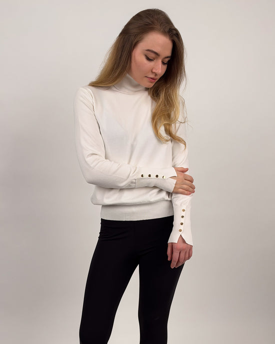 Feinstrick-Rollkragenpullover mit goldfarbenen Knöpfen