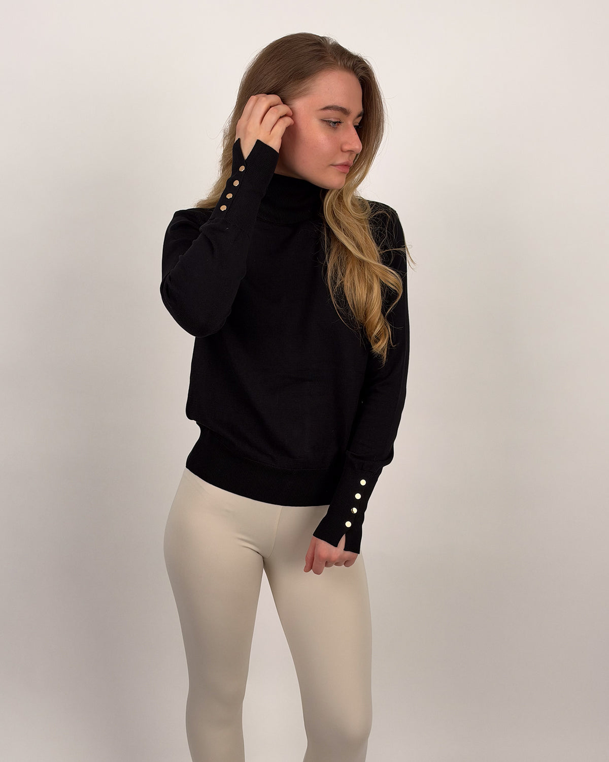 Feinstrick-Rollkragenpullover mit goldfarbenen Knöpfen