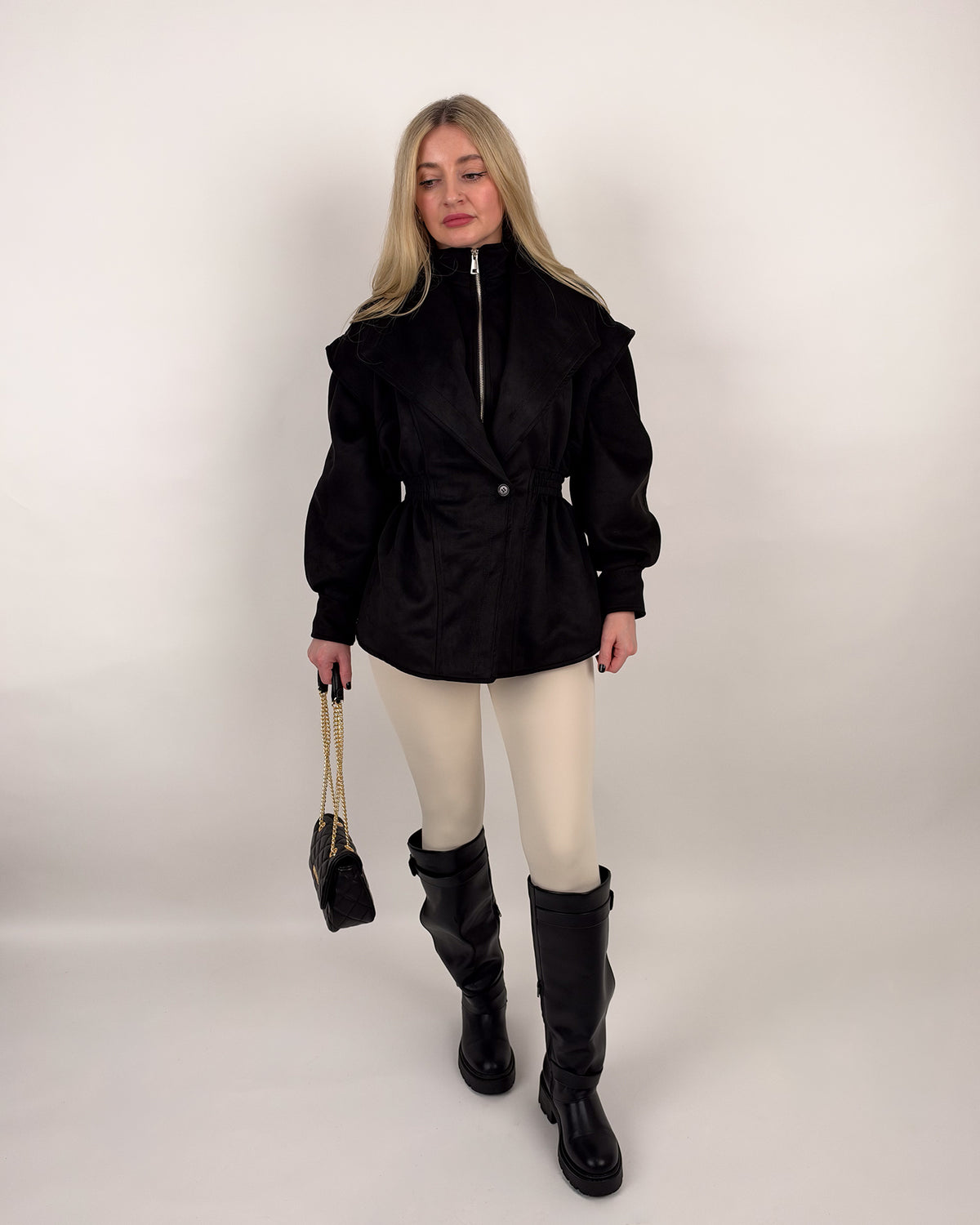 Taillierte Jacke mit Reverskragen – Schwarz