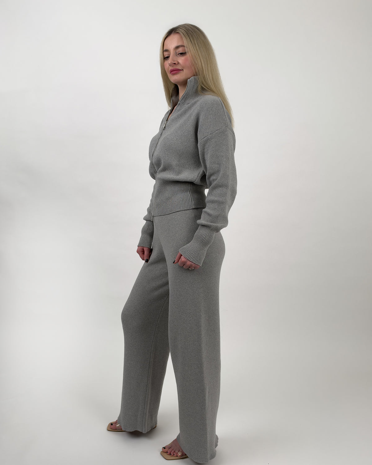 Zweiteiliges Strickset mit Zip-Jacke und weiter Hose