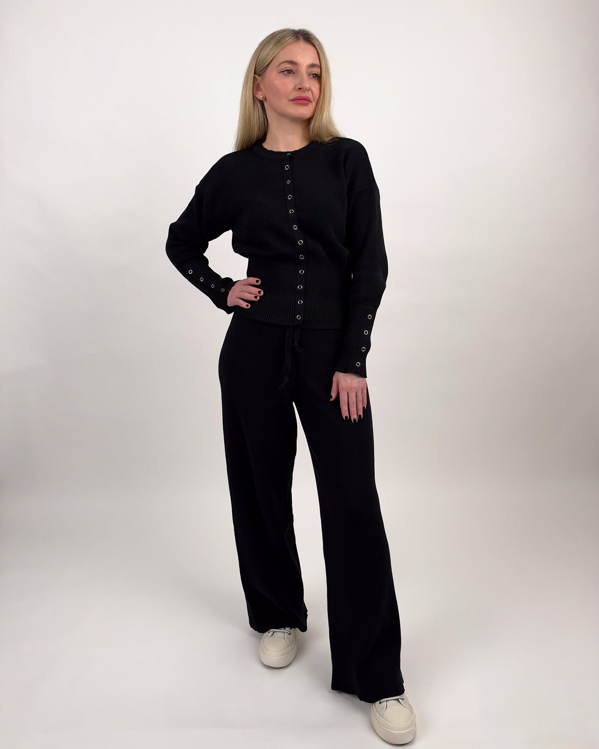 Zweiteiliges Strickset mit Knopf-Cardigan und weiter Hose