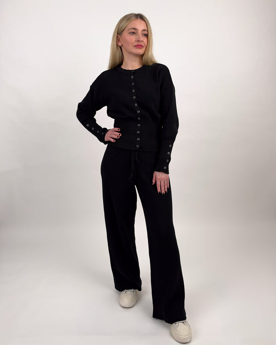 Zweiteiliges Strickset mit Knopf-Cardigan und weiter Hose