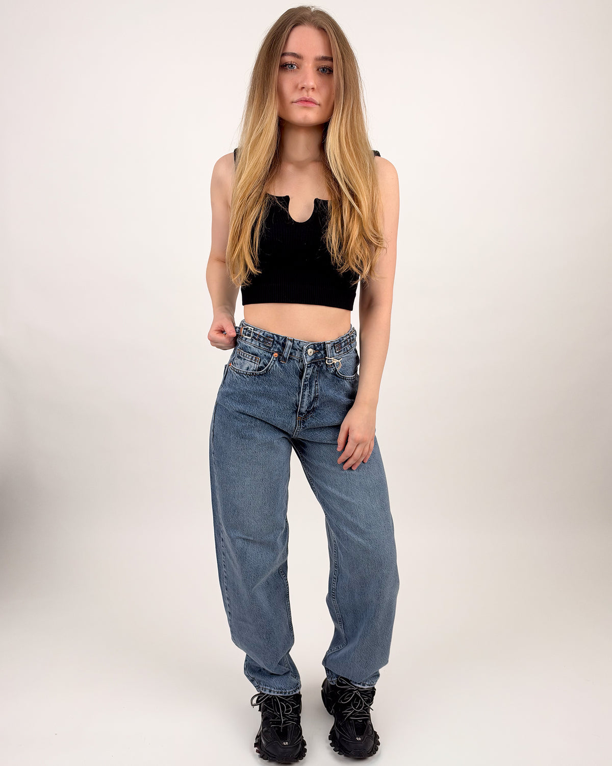 High-Waist Baggy Jeans mit Schnallendetails