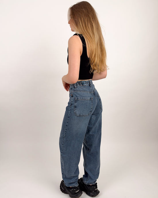 High-Waist Baggy Jeans mit Schnallendetails