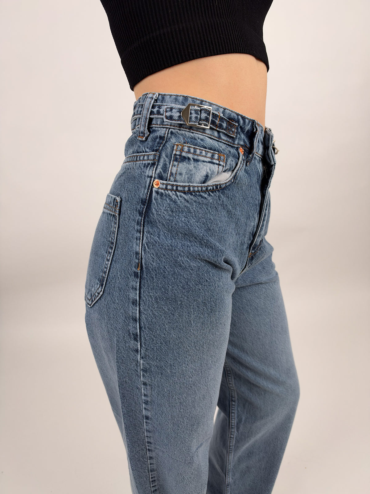 High-Waist Baggy Jeans mit Schnallendetails