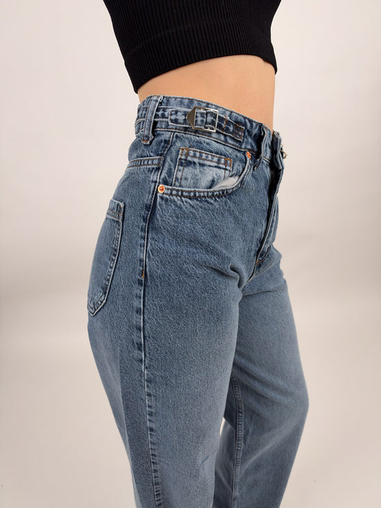High-Waist Baggy Jeans mit Schnallendetails