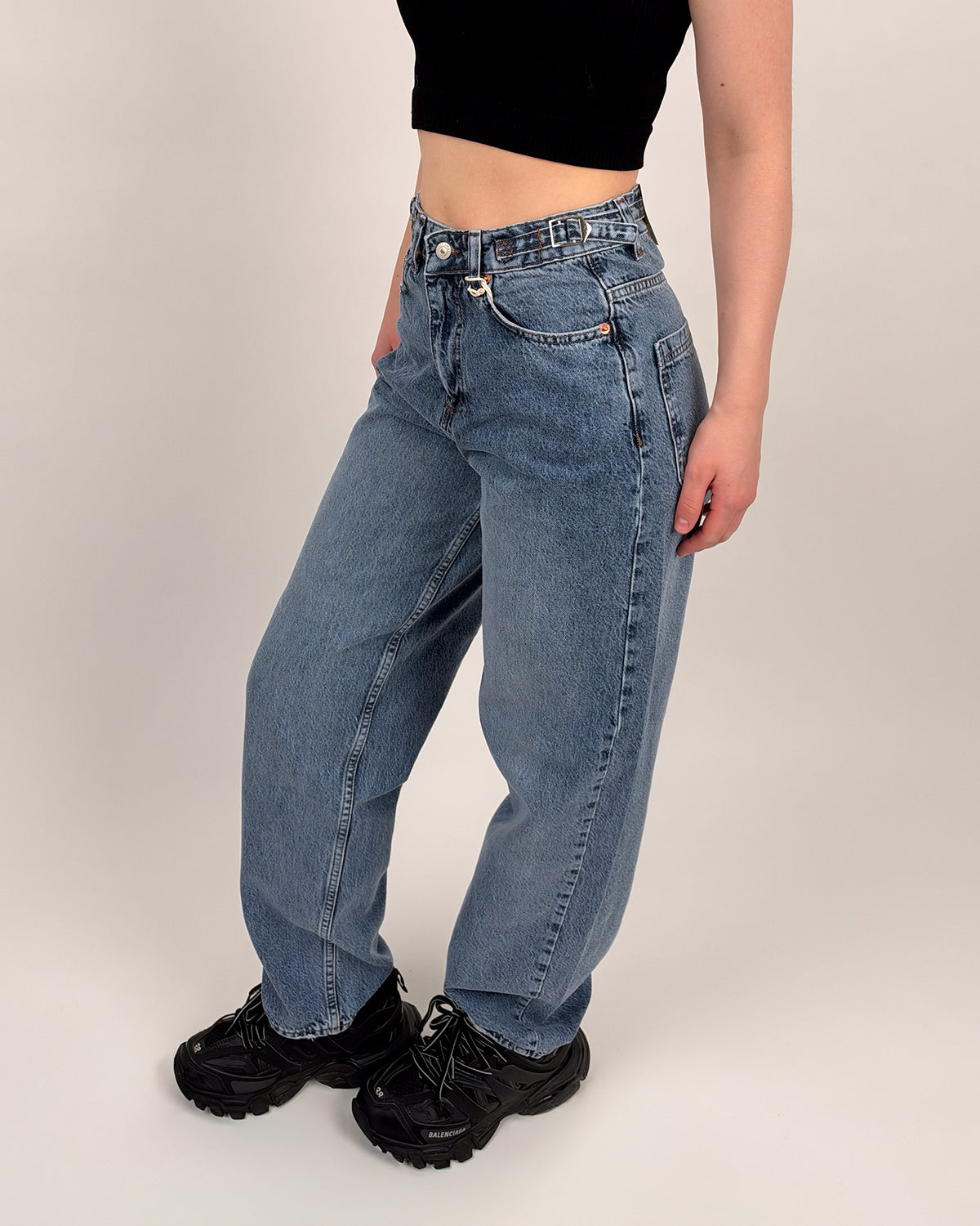 High-Waist Baggy Jeans mit Schnallendetails