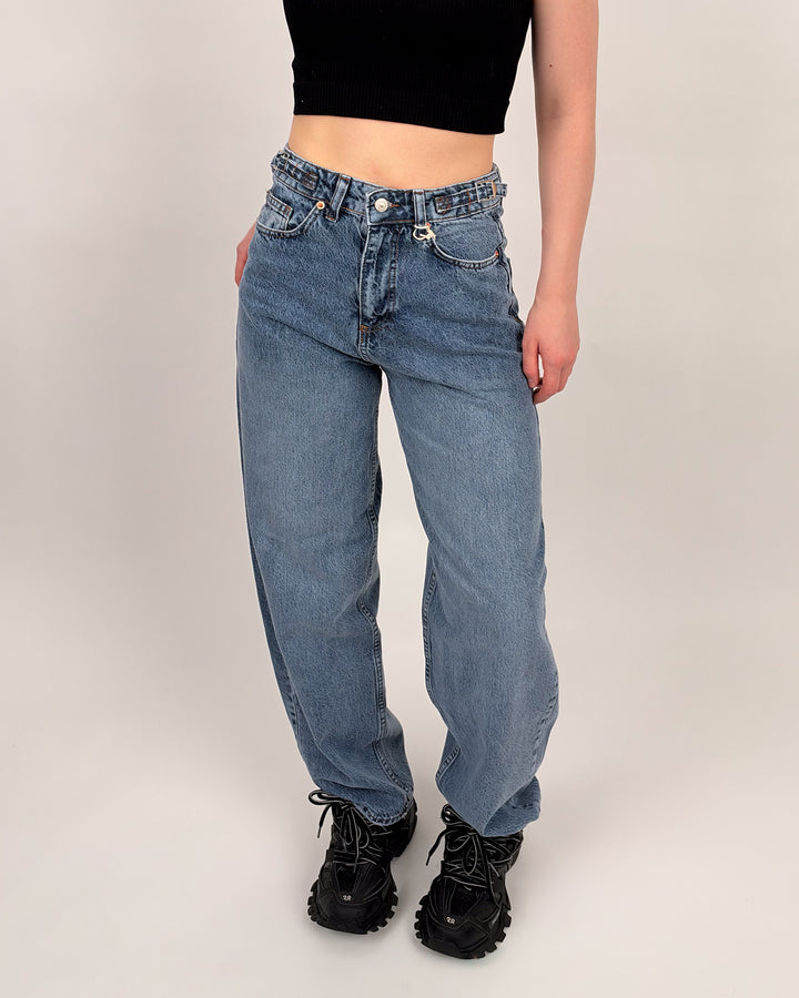 High-Waist Baggy Jeans mit Schnallendetails