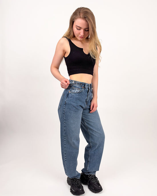 High-Waist Baggy Jeans mit Schnallendetails