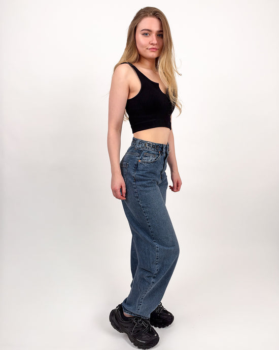 High-Waist Baggy Jeans mit Schnallendetails