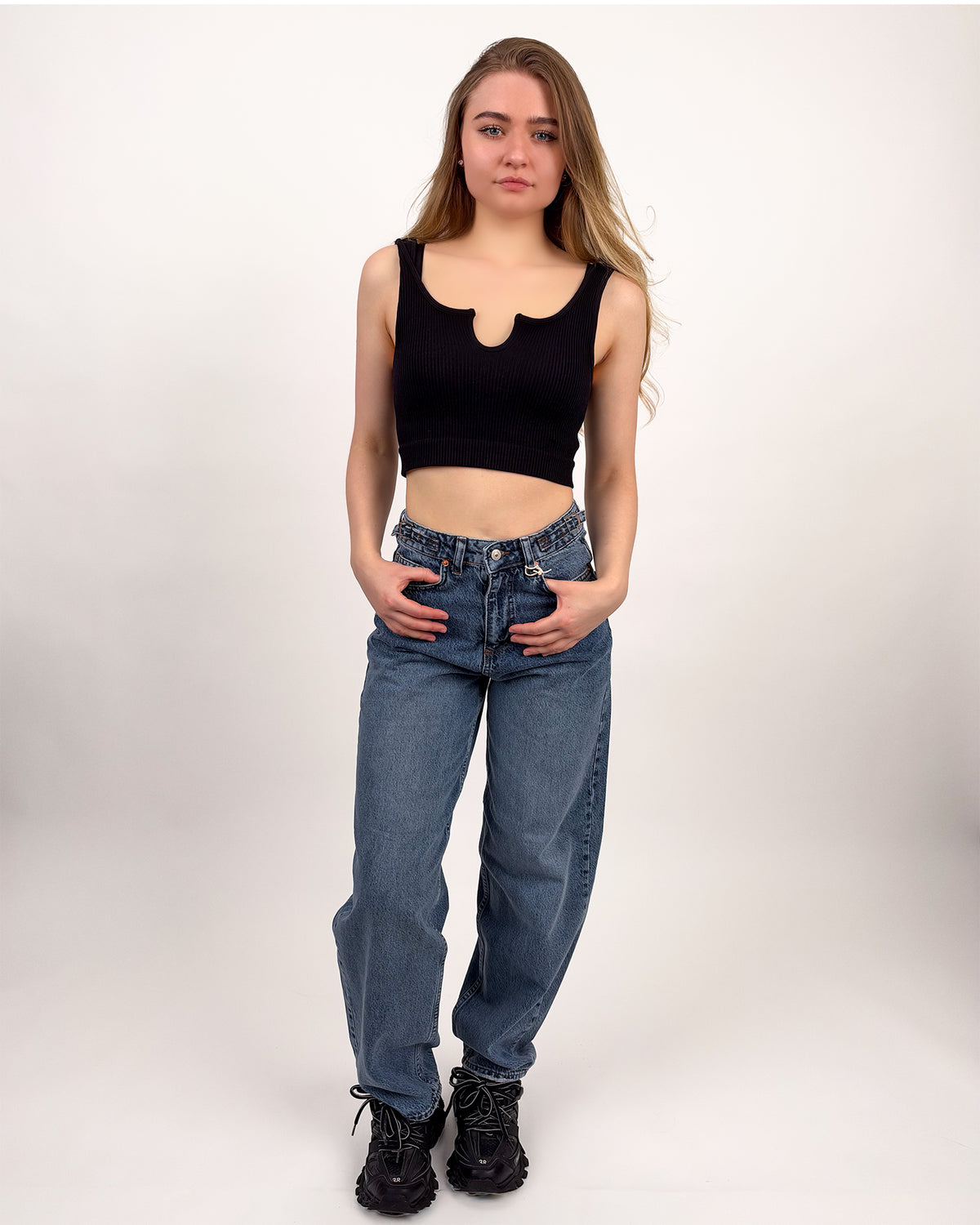 High-Waist Baggy Jeans mit Schnallendetails